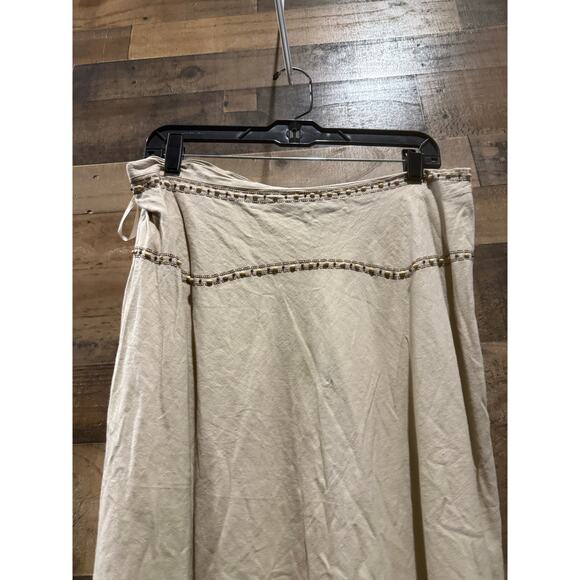 Motto Blouse – Women’s Size 14 – Tan Hi-Low Floral with Wood Beading - Picture 4 of 7